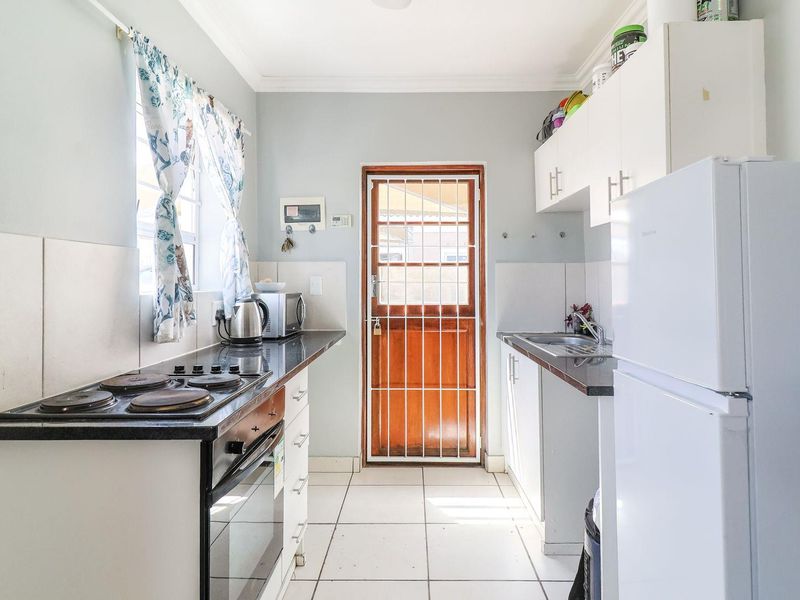 This Lovely 3-bedroom house in secure estate Pinotage Villas. - Photo 8