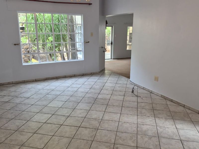 Charming Duet in quiet street - Photo 4