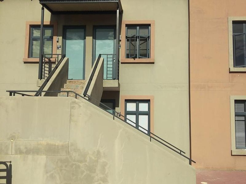 This Apartment comes with furniture! 🌷Only 40km South of Windhoek in a lovely complex nearby the Pharmacy and Golf Club. - Photo 2