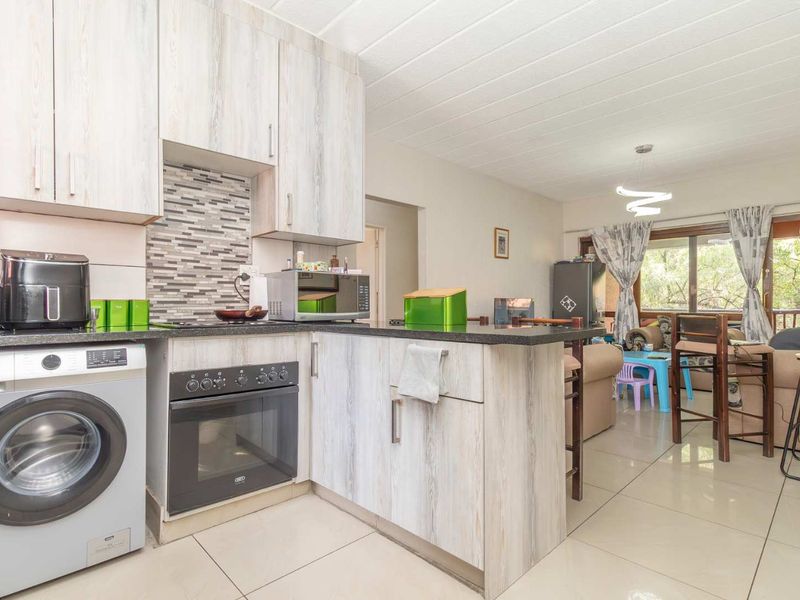 Spacious 2-Bedroom Apartment with Modern Amenities in Prime Location - Photo 7