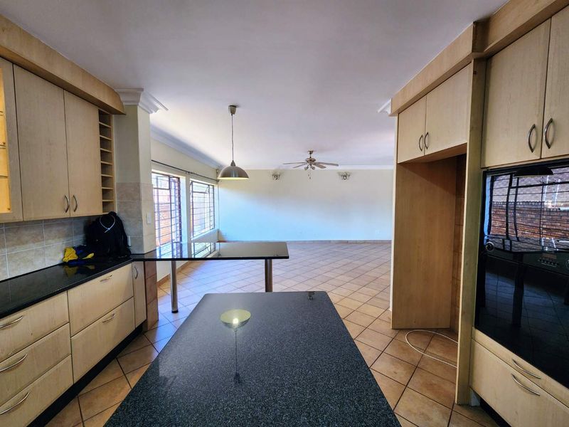 Space for the Whole Family: Prime Magalieskruin Property with Separate 2-Bed Flat - Photo 3