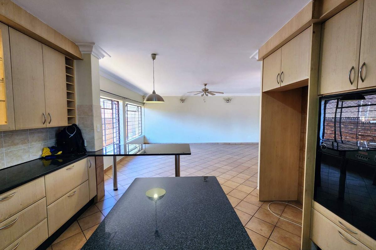 Space for the Whole Family: Prime Magalieskruin Property with Separate 2-Bed Flat - Photo 3
