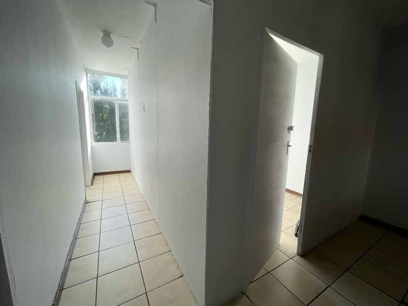 Charming 2.5 Bedroom Apartment in a Secure Complex - Photo 9