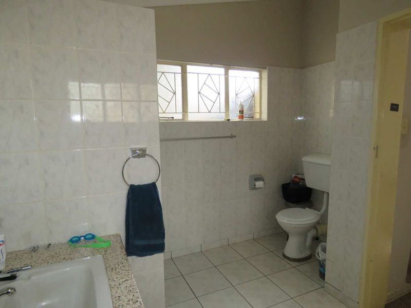 Ideal Family Haven: Spacious Home, Flat & Large Garage - Photo 8