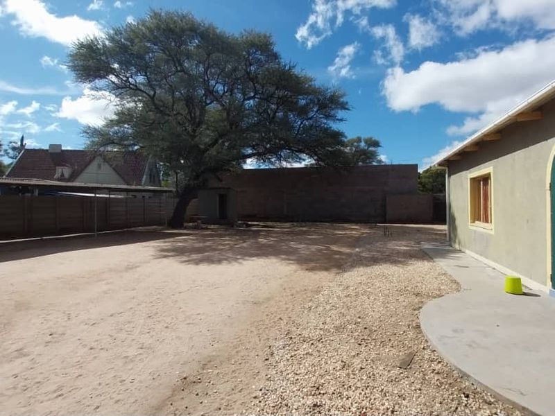 Spacious 2-Bedroom Home with Bonus 1-Bedroom Flat - Photo 4