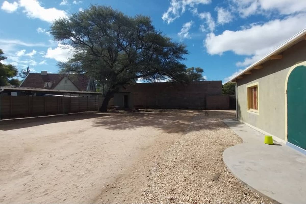 Spacious 2-Bedroom Home with Bonus 1-Bedroom Flat - Photo 4