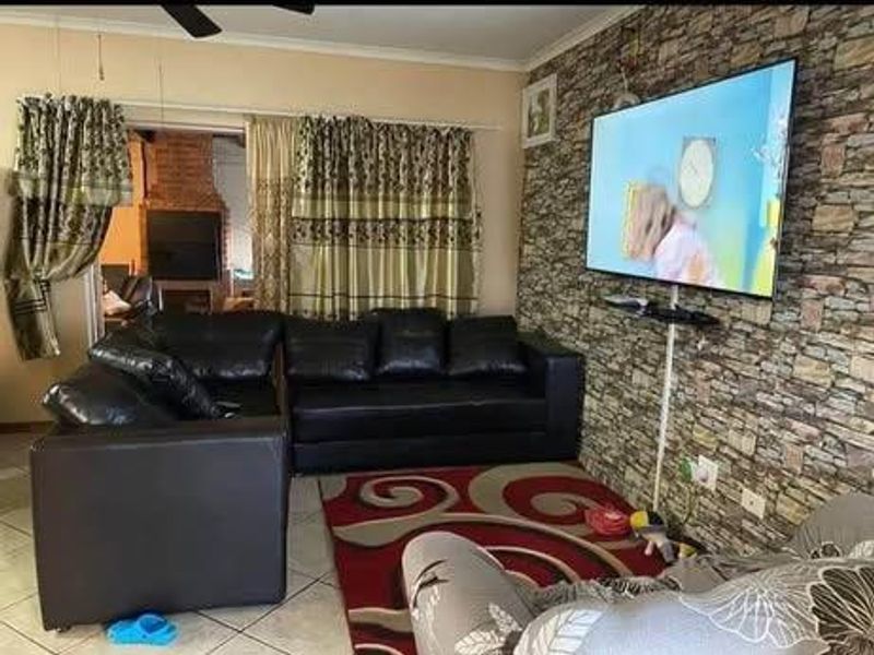 3-Bedroom Tauben-Glen Townhouse For Sale - Photo 3