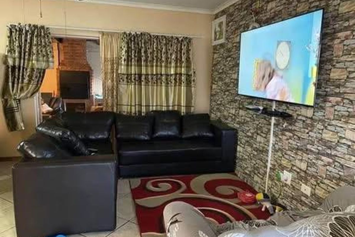 3-Bedroom Tauben-Glen Townhouse For Sale - Photo 3