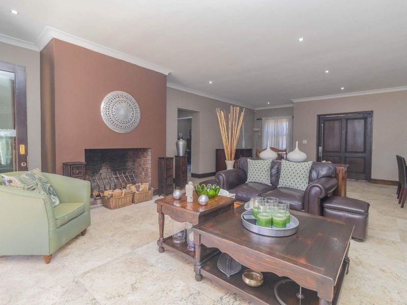 Elegance Meets Comfort: Spacious Family Home & Office! - Photo 6