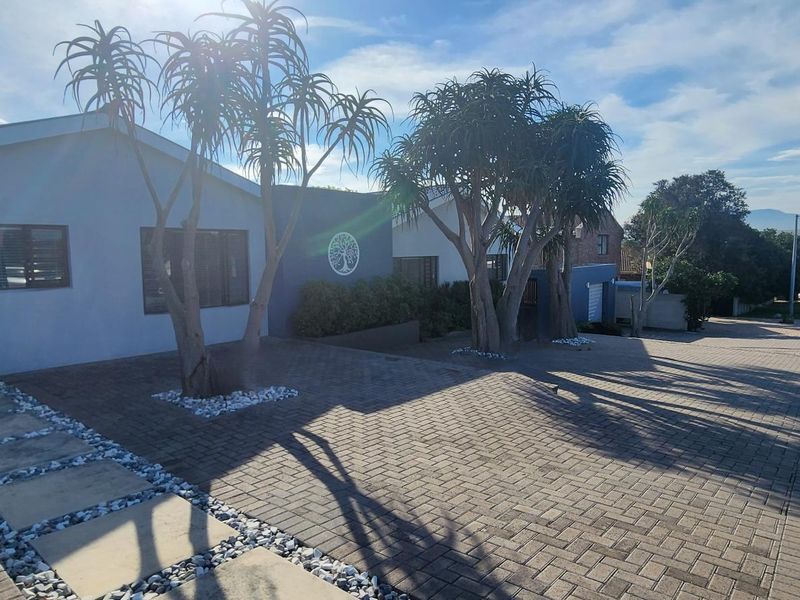 A CHEERFUL CENTRE FOR EVERYDAY FAMILY LIVING - Photo 2