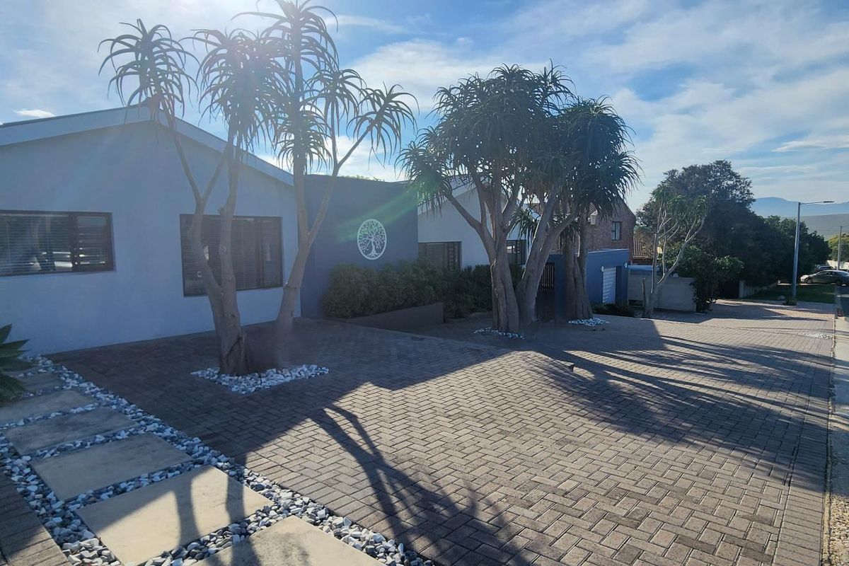 A CHEERFUL CENTRE FOR EVERYDAY FAMILY LIVING - Photo 2