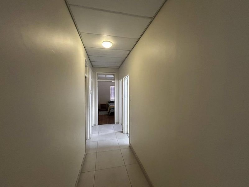 Welcome to a spacious and well-maintained property in Windhoek West - Photo 5