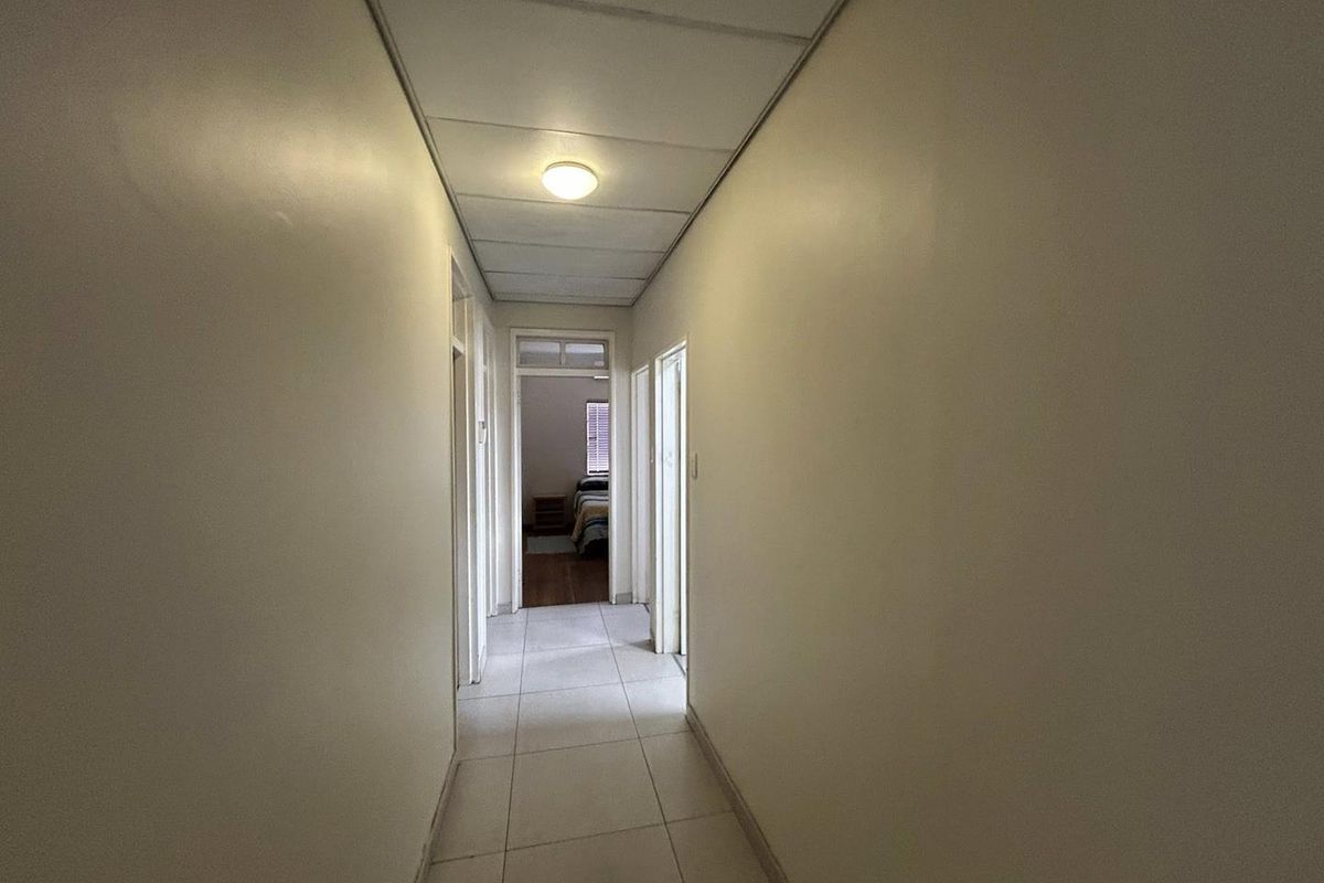 Welcome to a spacious and well-maintained property in Windhoek West - Photo 5