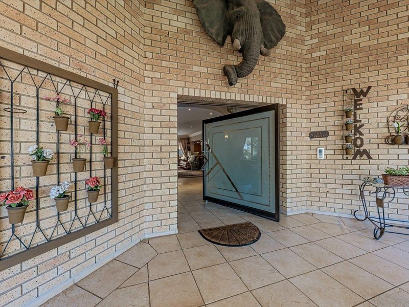 Luxury Family Estate with Flatlet, Borehole & Solar Power in Featherbrooke Estate - Photo 6