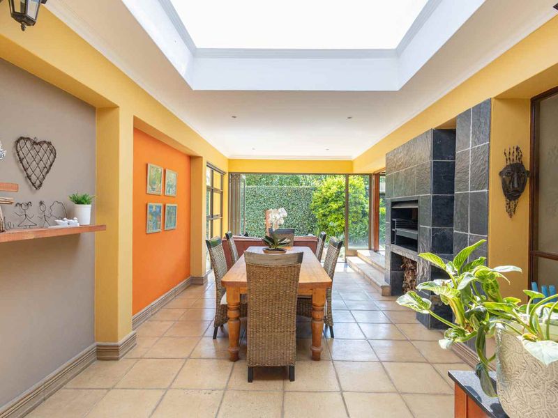 Stylish 3 Bedroom Home Offering Refined Estate Living - Photo 9