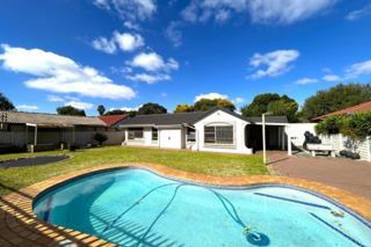 Spacious Three-Bedroom Home with Modern Amenities in Mayberry Park, Alberton - Photo 2