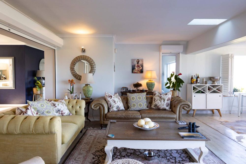 Second Lounge with Fireplace
