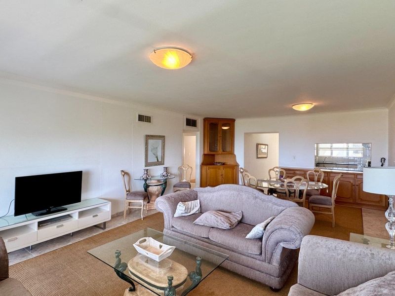 Luxury Coastal Living – Fully Furnished 3 Bedroom Apartment on Marine Drive - Photo 3