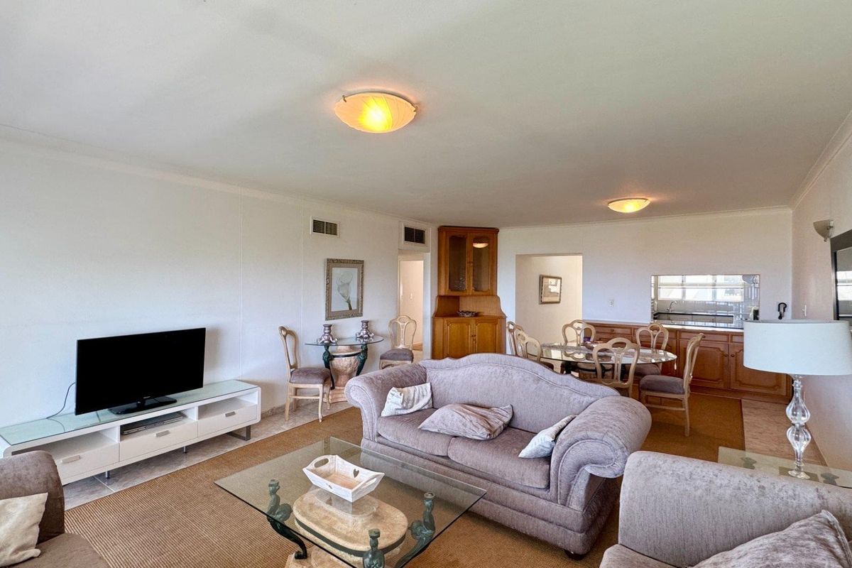 Luxury Coastal Living – Fully Furnished 3 Bedroom Apartment on Marine Drive - Photo 3