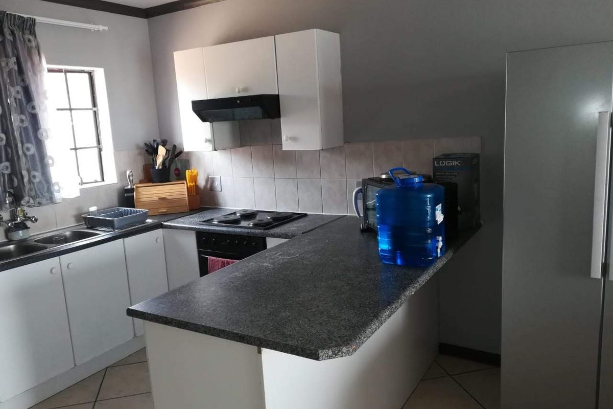 Move-In Ready Dream Home: Perfect for Families and Pet Lovers! - Photo 2