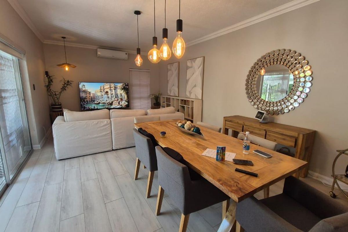 Corner unit in popular complex, newly renovated - Photo 4