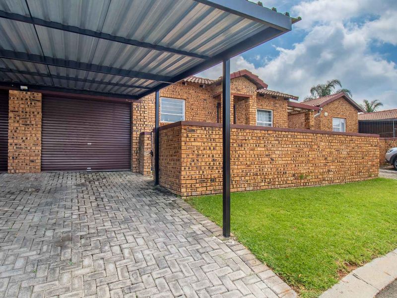 Pet-Friendly 3-Bedroom Simplex with Large Wrap-Around Garden - Photo 4