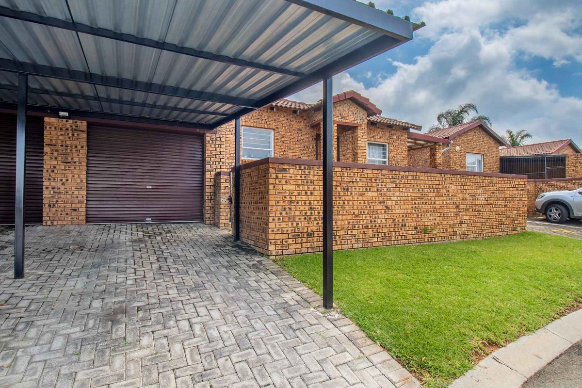 Pet-Friendly 3-Bedroom Simplex with Large Wrap-Around Garden - Photo 4