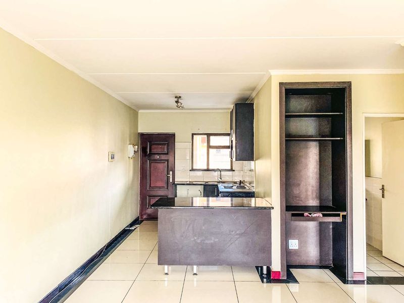 Spacious 2-Bedroom Home with Covered Parking in Secure Estate - Photo 4