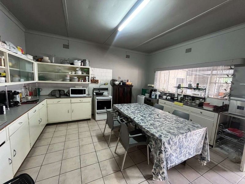 3 Bedroom Family Home with Private Flat – Ideal for Extended Family or Extra Income - Photo 3