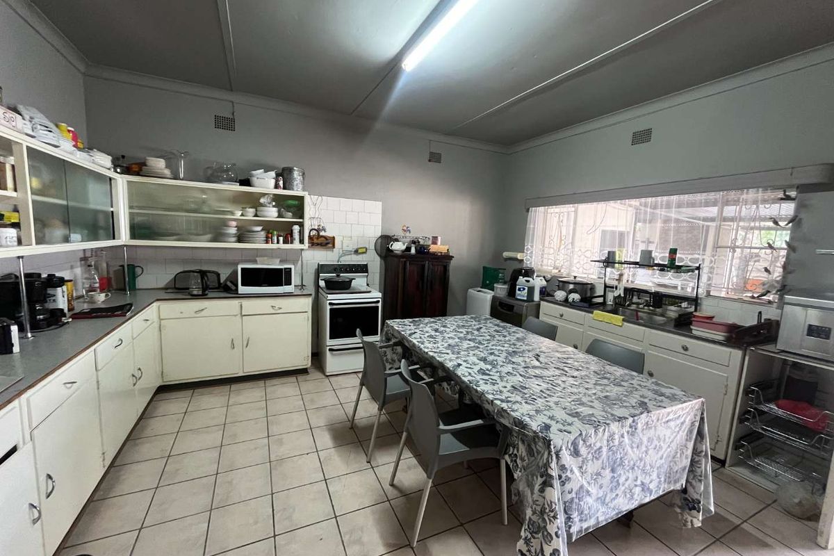 3 Bedroom Family Home with Private Flat – Ideal for Extended Family or Extra Income - Photo 3