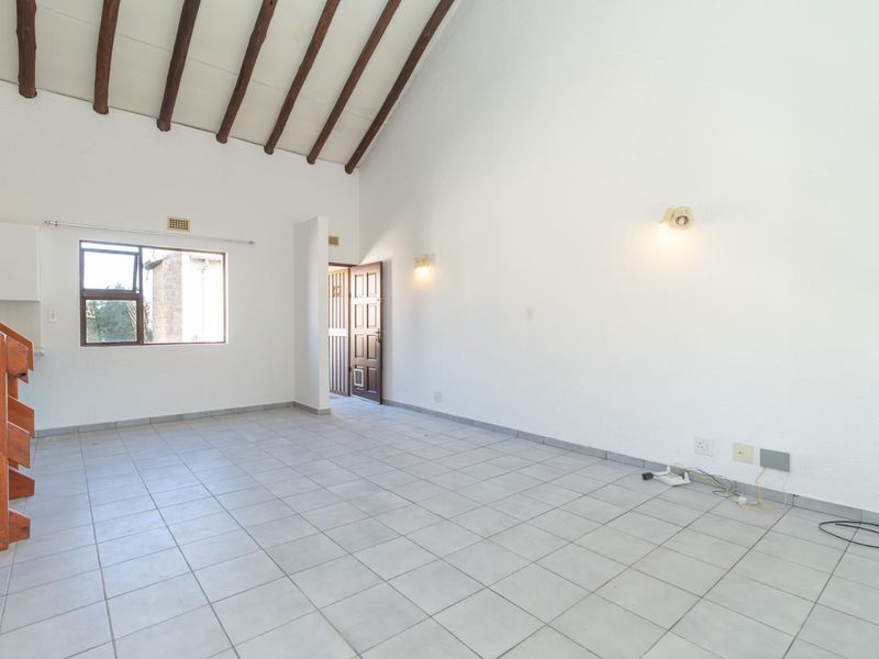 Cozy 3 Bedroom / Large Loft, 2 Bathroom Apartment - Photo 9