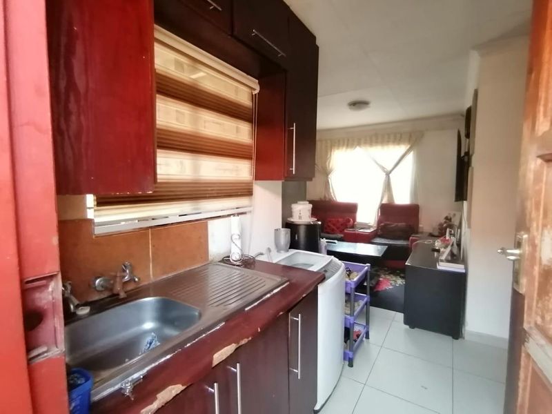 Modern 3-Bedroom Home in a Peaceful neighborhood - Photo 3