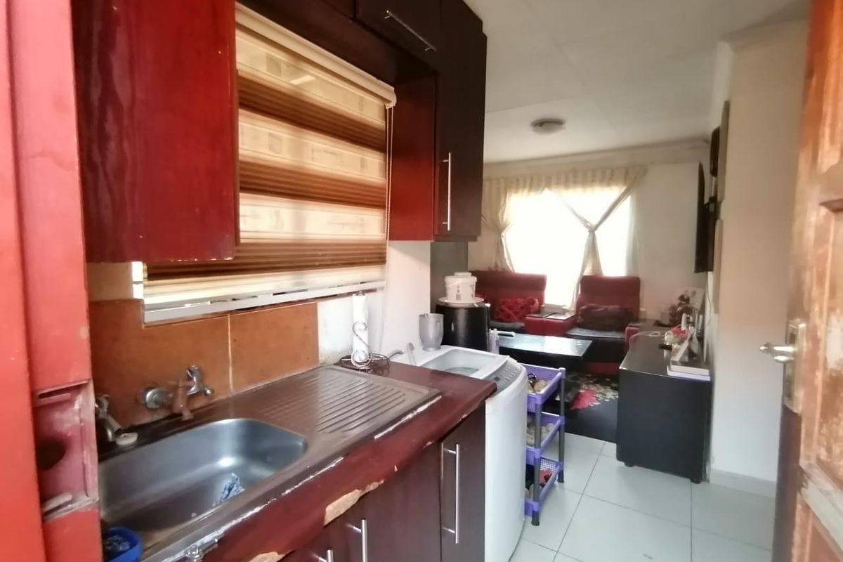 Modern 3-Bedroom Home in a Peaceful neighborhood - Photo 3