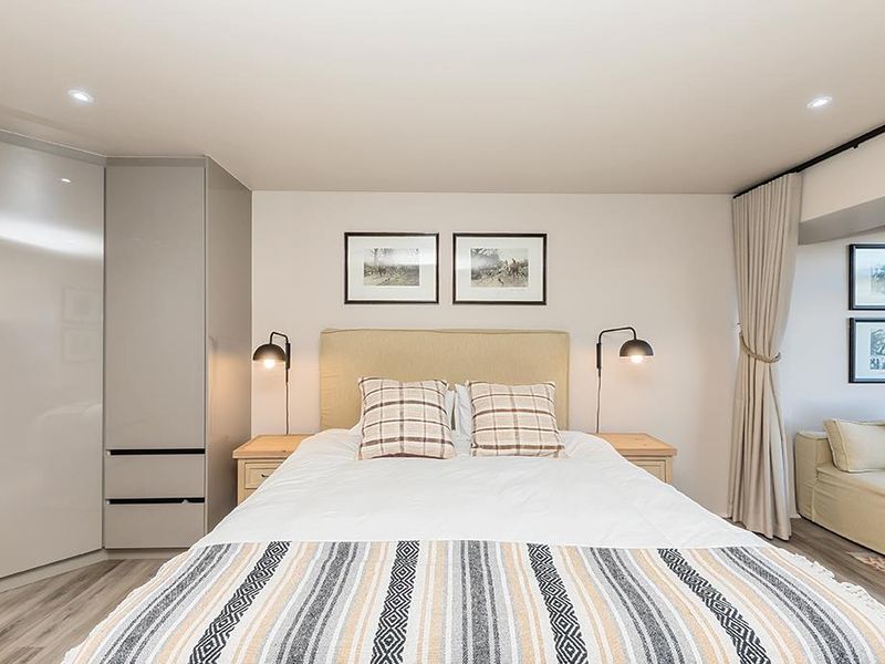 Fully furnished, luxury beachfront studio with parking - Photo 3