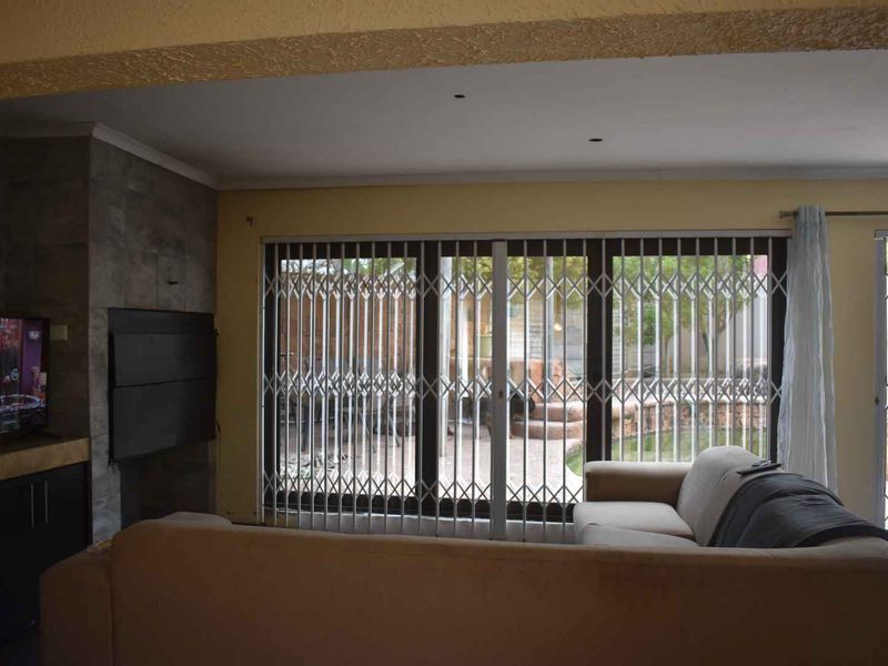 Impecable Home beautifully presented! - Photo 9