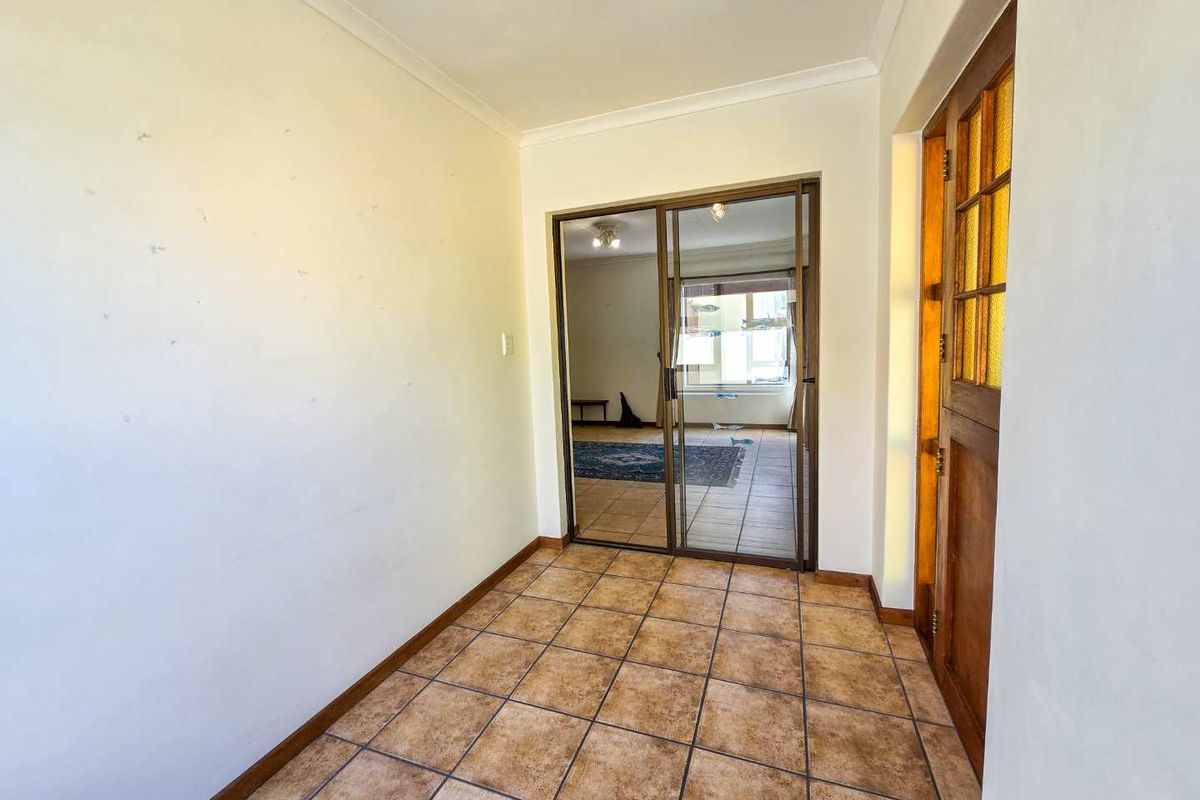 Neat family home for sale in harbour area. - Photo 2