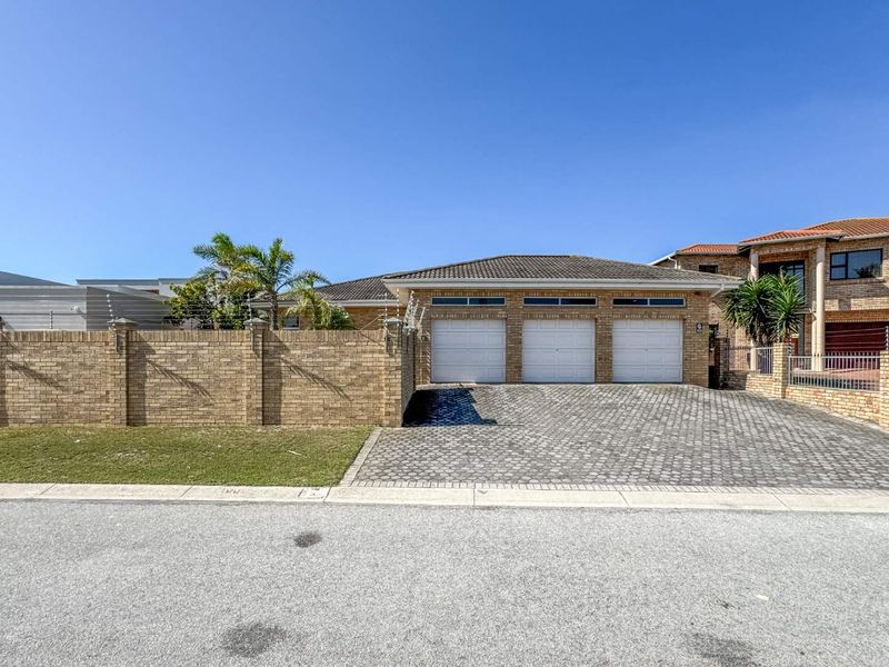 Exquisite Summerstrand Home - Photo 3