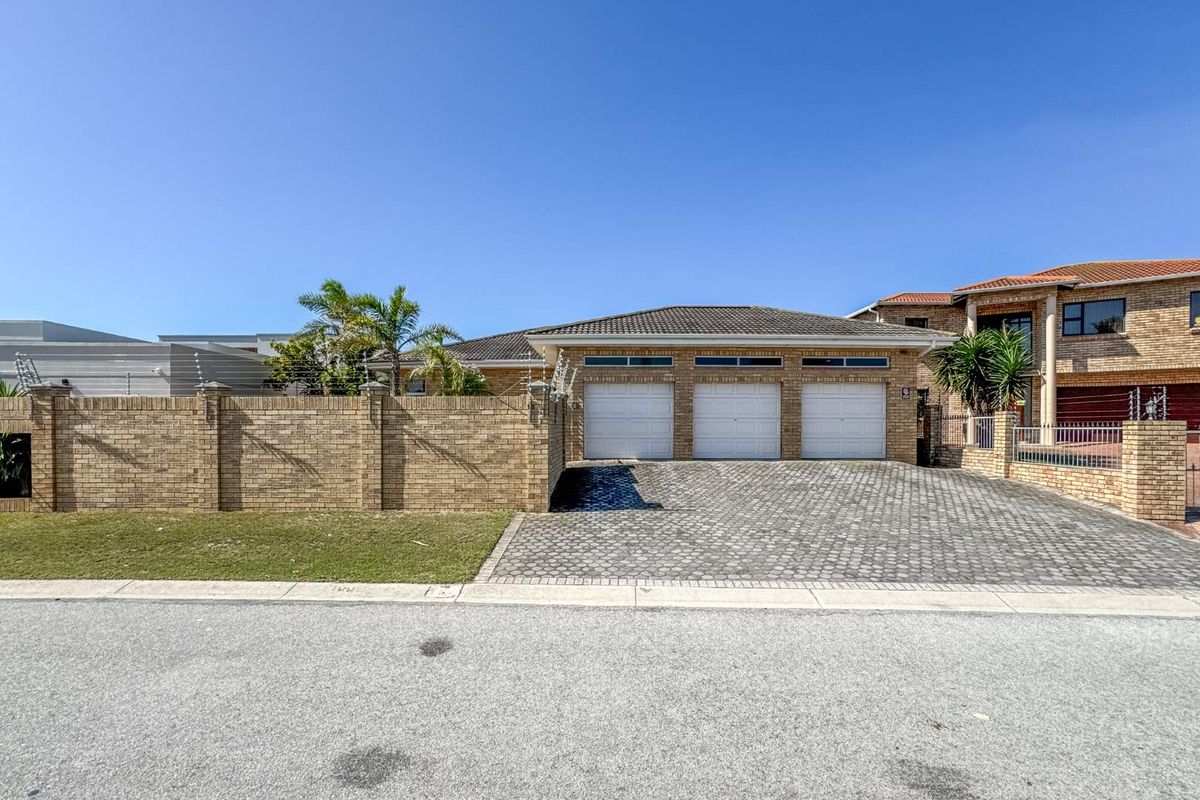 Exquisite Summerstrand Home - Photo 3