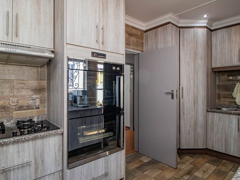 EXCLUSIVE MANDATE - An Entertainer’s Paradise & Versatile Family Haven in Glen Marais - Photo 10