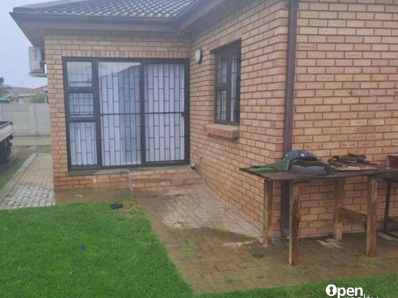 SERENE OASIS IN WINDSOR PARK - Photo 3