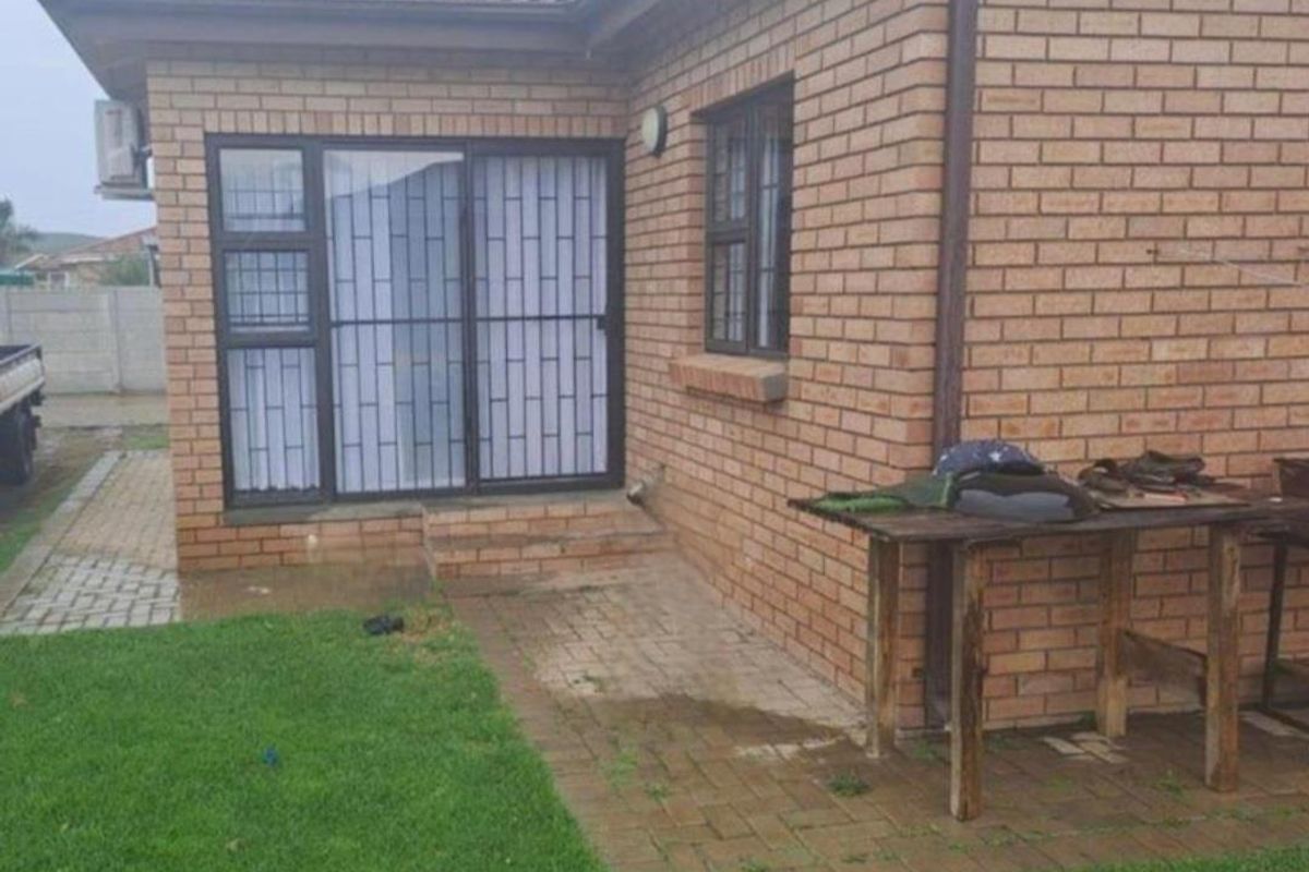 SERENE OASIS IN WINDSOR PARK - Photo 3