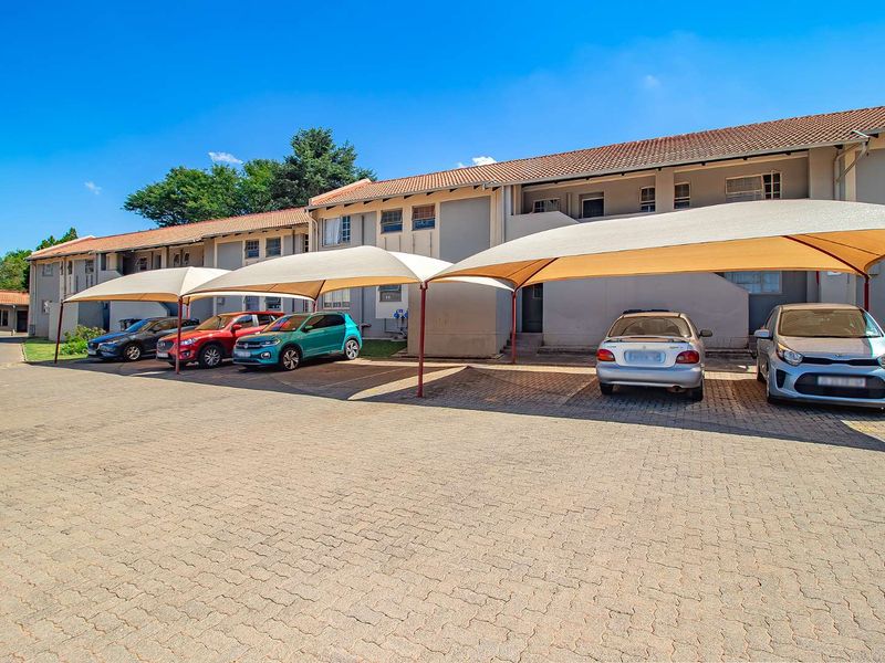 Top floor unit offering 3 bedrooms, with a secure tenant. - Photo 3