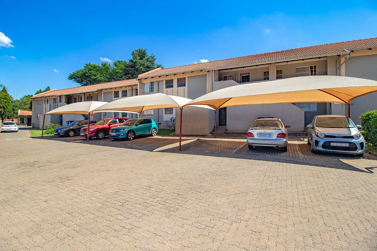 Top floor unit offering 3 bedrooms, with a secure tenant. - Photo 3