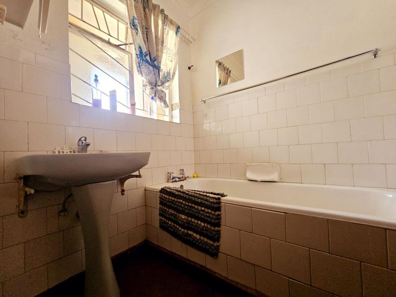 "Discover Comfort: 4 Beds, Pool, Braai, & More!" - Photo 10