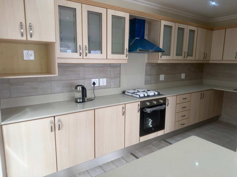 NEWLY RENOVATED DOUBLE STORY HOME IN SIMONS TOWN - Photo 10