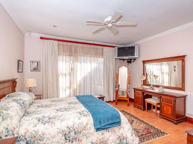 Centrally Located Gem: Luxury and Convenience Combined! - Photo 8