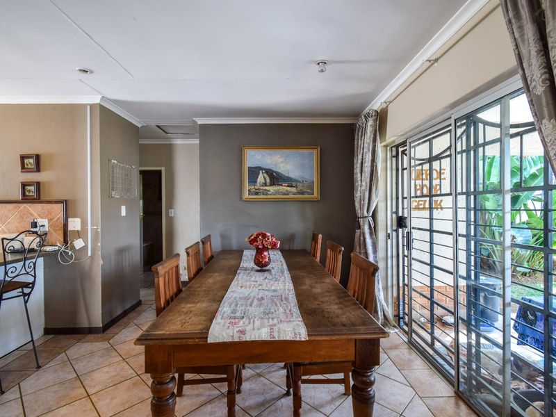 Three bedroom simplex in security complex - Moreleta Park - Photo 7