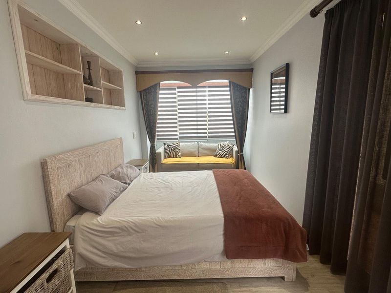 Luxurious Family Home @ Waterfront - Photo 9