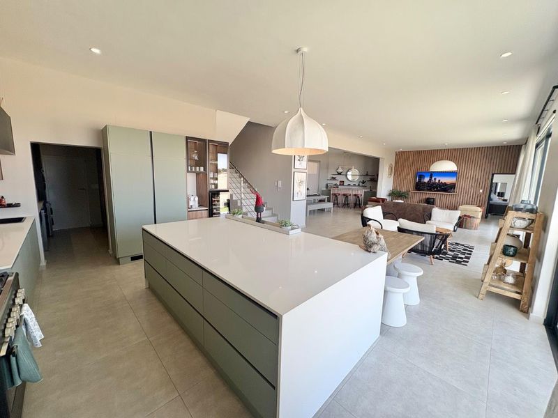 stylish 5 bedrooms Townhouse to Rent in Dolphin Beach - Photo 4