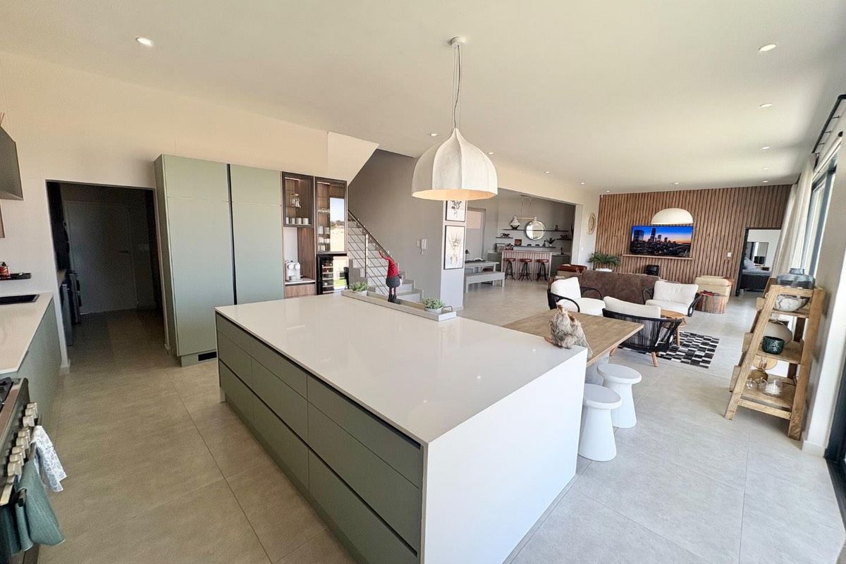 stylish 5 bedrooms Townhouse to Rent in Dolphin Beach - Photo 4
